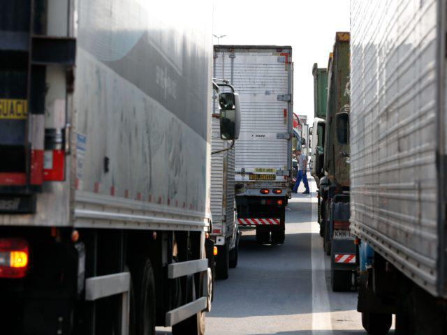 caminhões na estrada, caminhoneiros