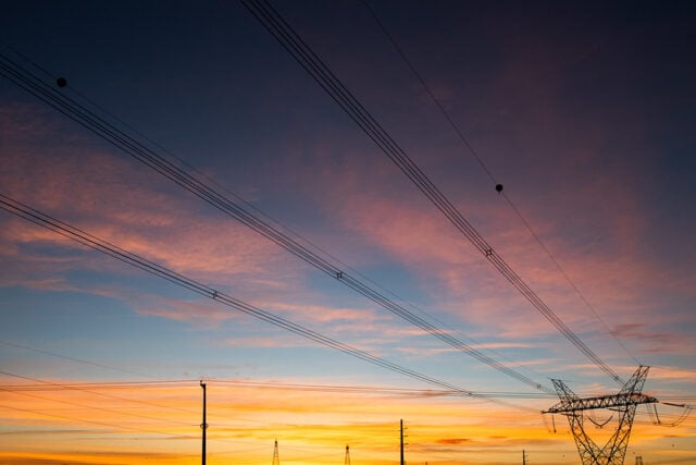 linha de transmissão de energia no campo