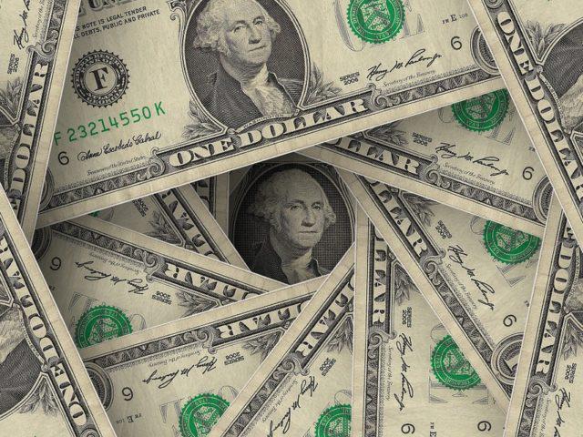 notas de dólar espalhadas em círculo