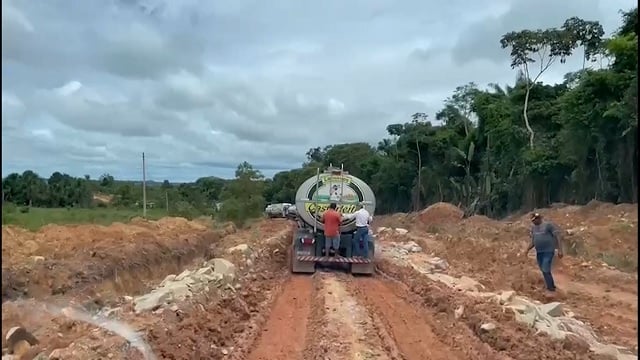 MT-170 laticínio joga fora 40 mil litros de leite após caminhão preso em atoleiro3