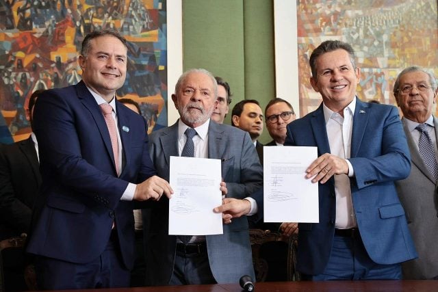 Lula assina transferência da concessão da BR-163 para governo de Mato Grosso