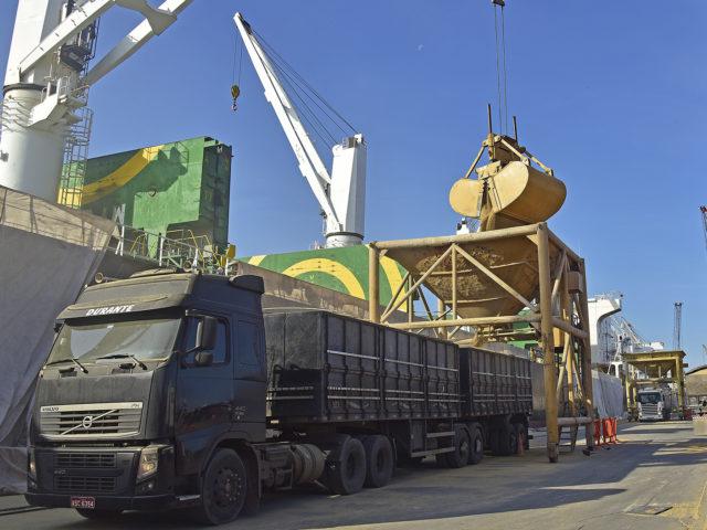 recordededescargagraneissolidos_3-640x480-2 frete, soja, porto, caminhão
