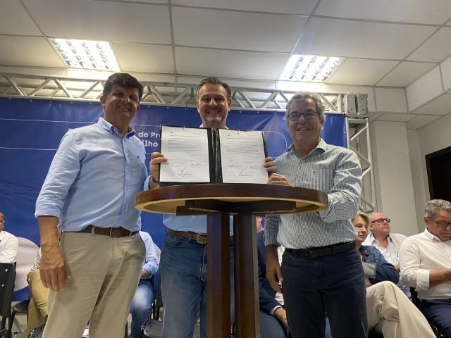 Promover o farelo de milho (DDG/DDGS) no mercado internacional. Esse é o intuito do convênio firmado entre a Agência Brasileira de Promoção de Exportações e Investimentos (ApexBrasil) e a União Nacional do Etanol de Milho (Unem) nesta segunda-feira (10). O lançamento do Projeto Setorial de Promoção das Exportações de Farelo de Milho DDG/DDGS 2023-2025 ocorreu no município de Sorriso, em Mato Grosso, nesta manhã. A parceria terá dois anos. O farelo de milho (DDG/DDGS) é um produto de nutrição animal resultado da produção de etanol de milho cultivado na segunda safra. O projeto faz parte da estratégia do Brasil em promover o etanol de milho como alternativa energética, agregar valor às exportações do agronegócio e aumentar a oferta de farelo do cereal para produção de proteína animal. “É um passo inicial de uma grande agenda internacional de negócios”, comenta o presidente da Unem, Guilherme Nolasco. Conforme o presidente da ApexBrasil, Jorge Viana, o presidente Luís Inácio Lula da Silva “trouxe de volta o que chamamos de Diplomacia Presidencial”, levando produtos brasileiros para o mercado externo. Jorge Viana classifica a cadeia produtiva do etanol de milho como “extraordinária” e que o convênio é fundamental para ela “possa ser competitiva mundo à fora”. “O estado de Mato Grosso precisa ser bem tratado, porque aqui nós temos um case de sucesso e esforço muito grande dos produtores em melhorar a sua produtividade. E, acho que cabe a nós que somos de o governo melhorar a infraestrutura, principalmente, abrir mercado”, diz Jorge Viana. Produção de etanol e farelo de milho no Brasil A produção de milho, pontua a Unem, está inserida dentro de uma economia circular, com alto aproveitamento do grão. Um dos produtos oriundos da produção de etanol de milho é o farelo, chamado de DDG/DDGs, (distiller´s dried grains/grãos secos por destilação) ou DDGS – (distiller´s dried grains with solubles/grãos secos por destilação com solúveis) utilizado na nutrição animal. A utilização do farelo na indústria de etanol de milho começou a partir de 2010. Conforme dados da Unem, o país 20 indústrias usinas de etanol de milho em operação e outras nove usinas com autorização para construção. Somente para a safra 2023/2024 de etanol de milho são esperados seis bilhões de litros de biocombustível. Mato Grosso é o principal produtor do biocombustível e deverá ser responsável por quase 70% da produção nacional, com em torno de 4,16 bilhões de litros de etanol de milho. Para a atual safra, a estimativa de produção brasileira é de 3 milhões de toneladas de DDG/DDGS, e as projeções indicam que até 2031/2032 a produção brasileira de DDG/DDGS chegará a aproximadamente 6,5 milhões de toneladas. Tanto a Unem quanto a ApexBrasil pontuam que o esse excedente de farelo de milho tem potencial de atender diversos mercados internacionais, uma vez que é crescente a busca por ingredientes alternativos na alimentação animal, que representa hoje cerca de 80% dos custos de produção das carnes. “Já estamos exportando DDG. O ano passado foram 274 mil toneladas. Esse ano de janeiro a maio beiramos as 400 mil toneladas. Esse projeto definiu oito países alvos. A expectativa é que a gente possa usar o mercado internacional para balizar preços, regular o mercado interno”, comenta Guilherme Nolasco. Os mercados-alvo foram selecionados com base na produção pecuária e tratam-se da China, Espanha, Indonésia, Japão, Nova Zelândia, Reino Unido, Tailândia, Turquia e Vietnã. Convênio auxiliará na transição energética O presidente da ApexBrasil, Jorge Viana, salienta também que o convênio tem papel importante para a transição energética do país. O ministro da Agricultura e Pecuária, Carlos Fávaro, ressalta que o Brasil tem capacidade para elevar a mistura de etanol anidro na gasolina de 27,5% para 30%. “A transição energética do país vai cada vez mais passar pelos biocombustíveis e o nosso é o etanol e ele vai crescer, porque é determinação do presidente Lula”. O investimento em infraestrutura de logística, conforme Carlos Fávaro, será fundamental, inclusive, para a ampliação da produção de etanol de milho e seus co-produtos, como é o caso do farelo de milho. O ministro da Agricultura e Pecuária ressalta que somente no primeiro semestre o Ministério da Infraestrutura destinou para Mato Grosso cerca de R$ 500 milhões para a recuperação de rodovias federais pavimentadas e outros R$ 500 milhões, aproximadamente, para novas obras. “Isso vai dando aos poucos competitividade e segurança aos produtores”, diz Carlos Fávaro, pontuando que “que sempre digo que um tijolo que for assentado em infraestrutura de logística em qualquer região beneficia o Brasil”, como é o caso das ferrovias.