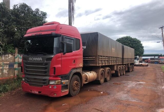 caminhão bitrem carregado com soja