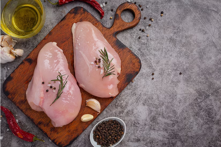 screenshot-2023-08-04-at-17-11-04-peito-de-frango-cru-na-superficie-escura-foto-gratis-1 frango